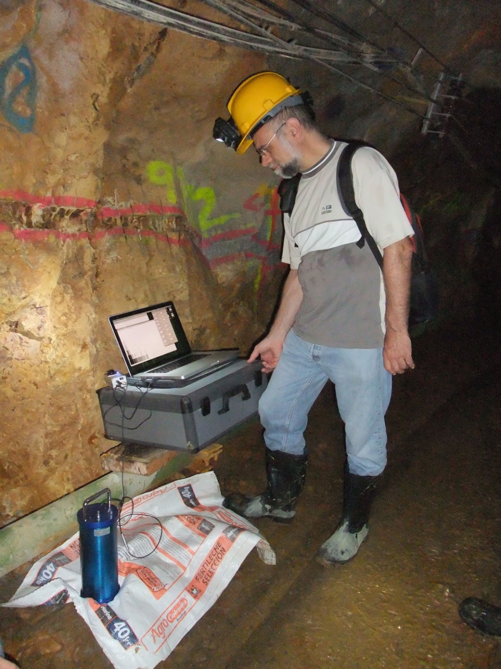 Robert Mayr in einer Goldmine in Kolumbien bei der Detektion von Gold